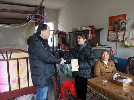 文化旅游系党支部为学生送温暖