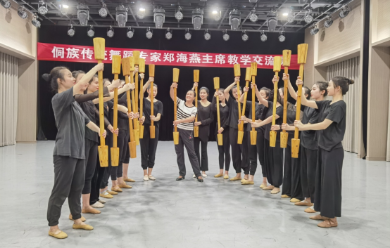 侗族舞蹈专家与舞蹈系师生深入交流