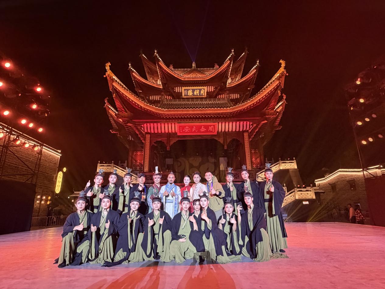 湖艺舞蹈学院古典舞《求索》亮相中国舞协环境舞蹈展演益阳站